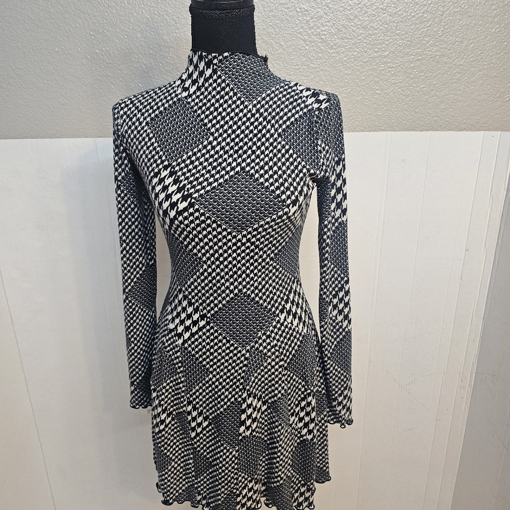 SO GOOD FOR LIFE BLACK AND WHITE LONG SLEEVE MINI DRESS SZ XSMALL CASUAL PREPPY